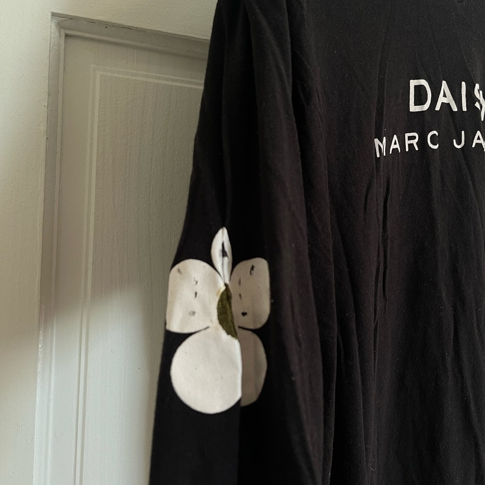 Vintage Marc Jacobs Daisy Long Sleeve Tee – One Size – Black Logo Top